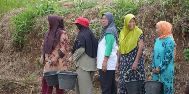 Bertahun-tahun mengonsumsi air selokan, warga Dusun Ciputih, Ciamis akhirnya nikmati air bersih dari Pegunungan Cimarela lewat pipanisasi Lazismu Jabar. Dok: Media Lazismu Jawa Barat.