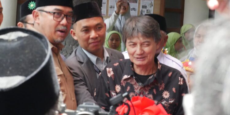Wali Kota Bandung, Farhan (Kiri) dan Ketua PDM Kota Bandung, Drs. Musa (Kanan) meresmikan taman baca SD Muhammadiyah 7. Dok: Pribadi