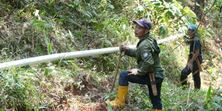 Lazismu Jawa Barat dan Warga Dusun Ciputih Berjihad Pikul Pipa 3 Km